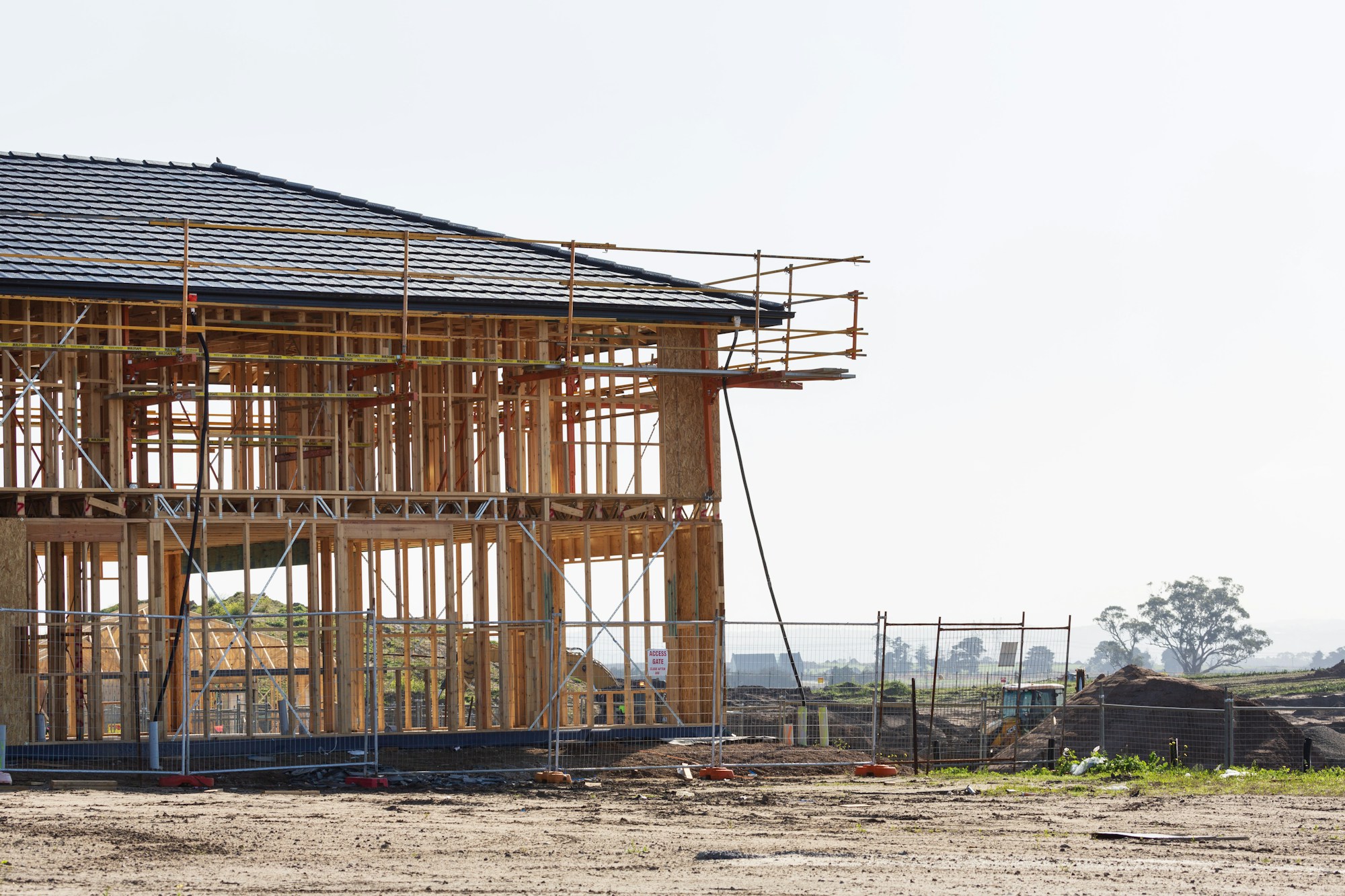 足場を組んだ住宅の外装工事
